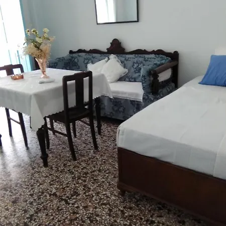 Parikia's Grandma Studio Apartment